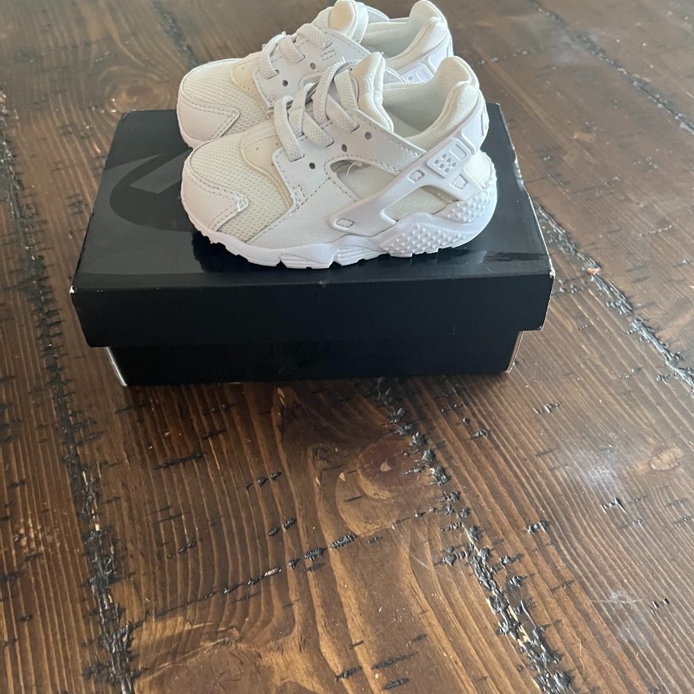 NIKE GIRLS SHOE